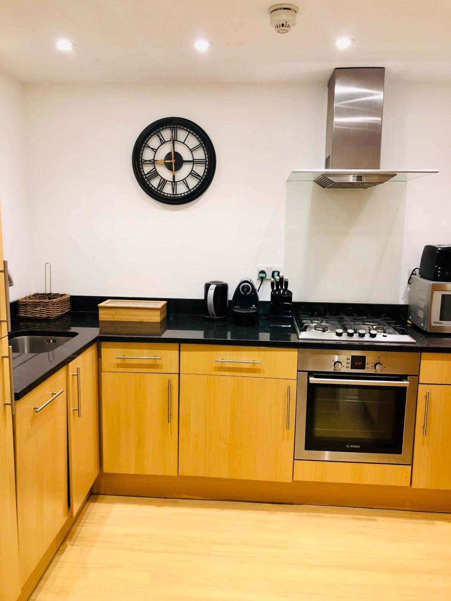 Superbly Located 2 Bedroom Luxury Apartment Bath Exterior photo